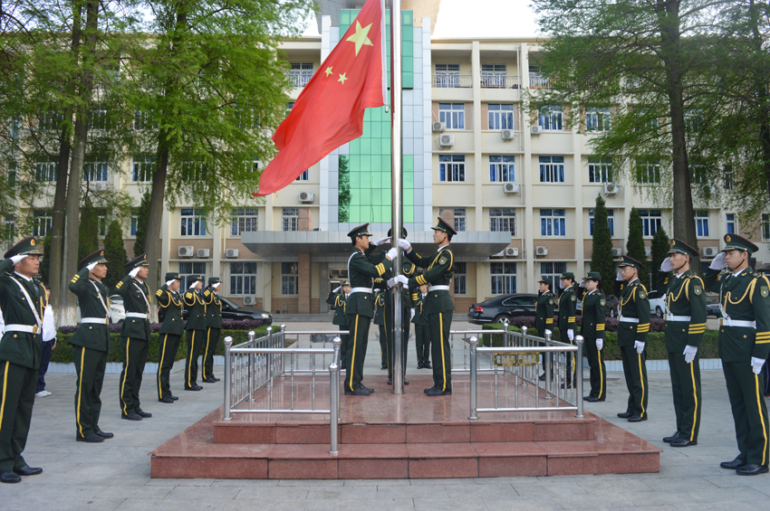 威尼斯人平台(中国)唯一官方网站
2015级新生升旗仪式暨国学教育活动顺利举行