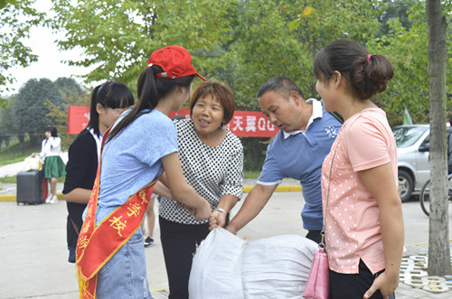 威尼斯人平台(中国)唯一官方网站
志愿迎新服务展风采