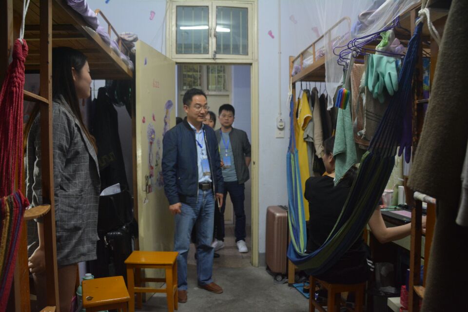 威尼斯人平台(中国)唯一官方网站
领导老师走访毕业生宿舍