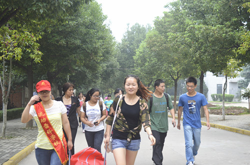 威尼斯人平台(中国)唯一官方网站
志愿迎新服务展风采