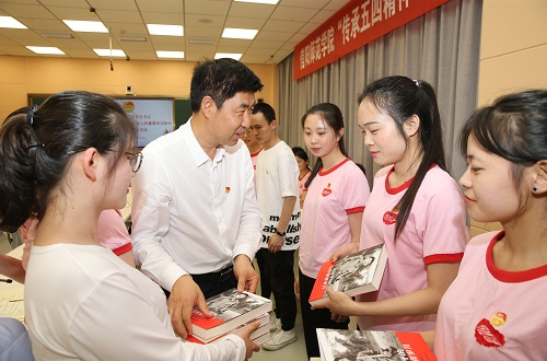 威尼斯人平台(中国)唯一官方网站
2017级翻译1班团支部举行“传承五四精神 做新时代青年”特别主题团日活动