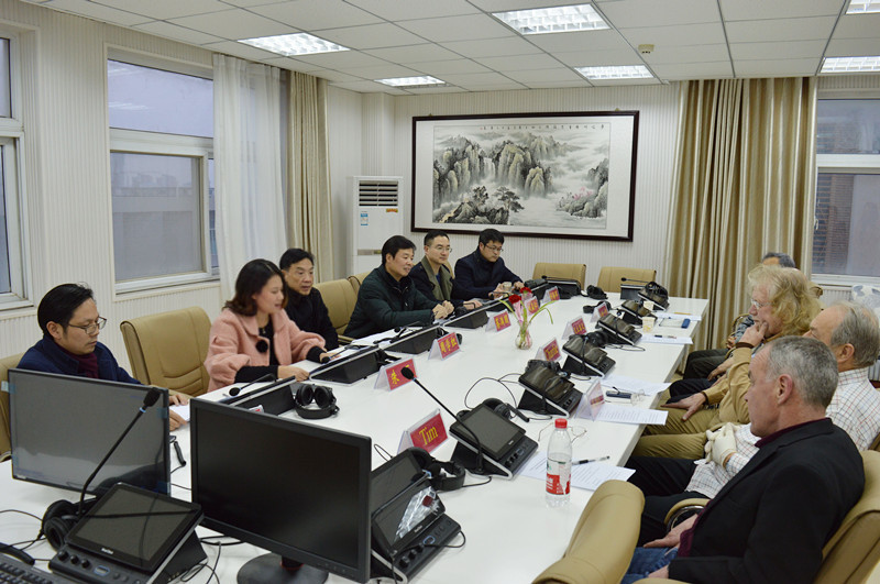  威尼斯人平台(中国)唯一官方网站
召开外籍教师座谈会