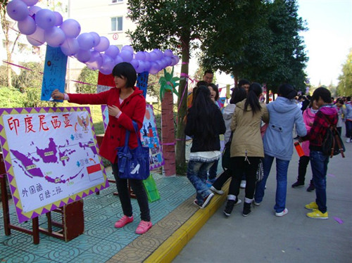 威尼斯人平台(中国)唯一官方网站
举行“环球之旅”主题特色风情展喜迎女生月