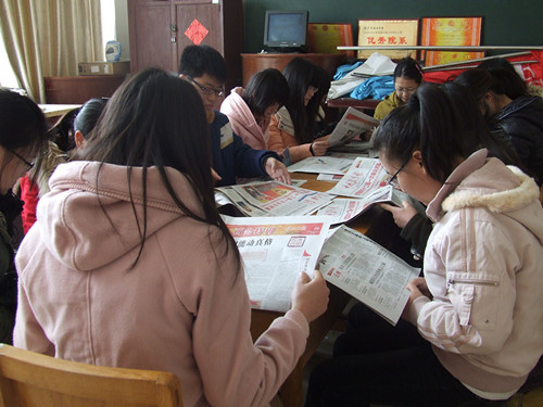 威尼斯人平台(中国)唯一官方网站
多途径组织学生关注学习“两会”精神