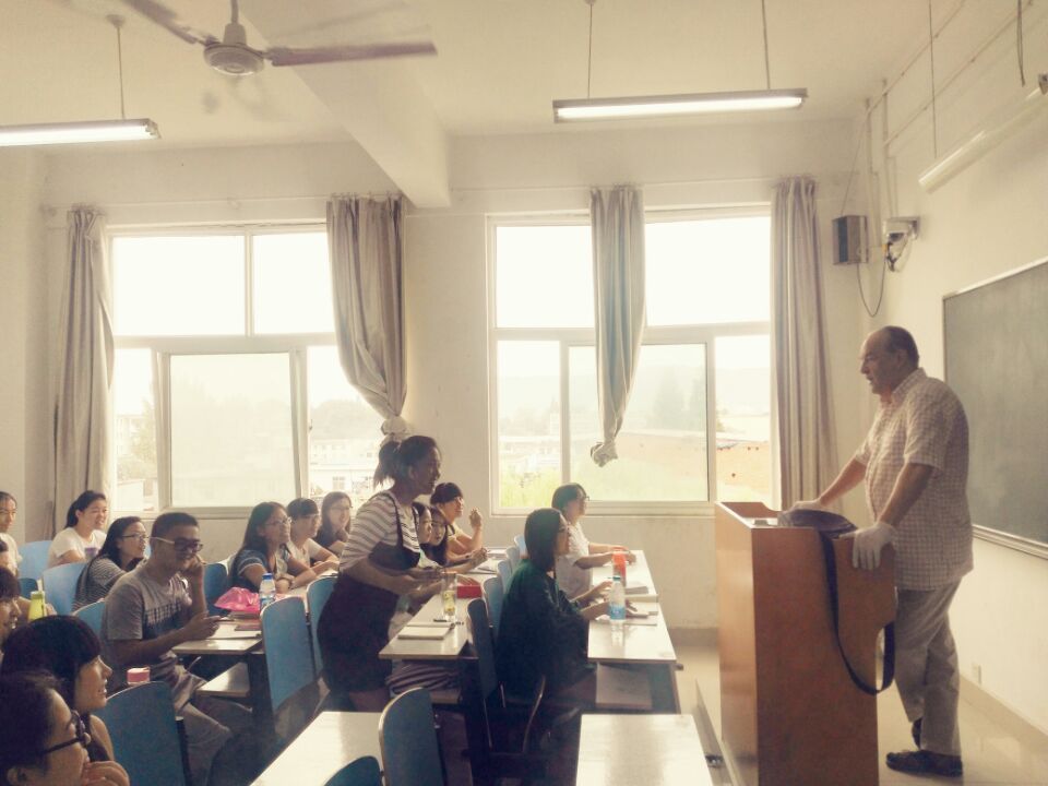 威尼斯人平台(中国)唯一官方网站
学生组织系列活动庆祝第32个教师节