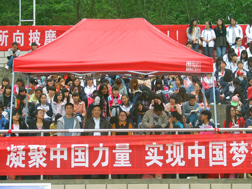 威尼斯人平台(中国)唯一官方网站
领导老师亲临运动会现场给运动健儿加油助威
