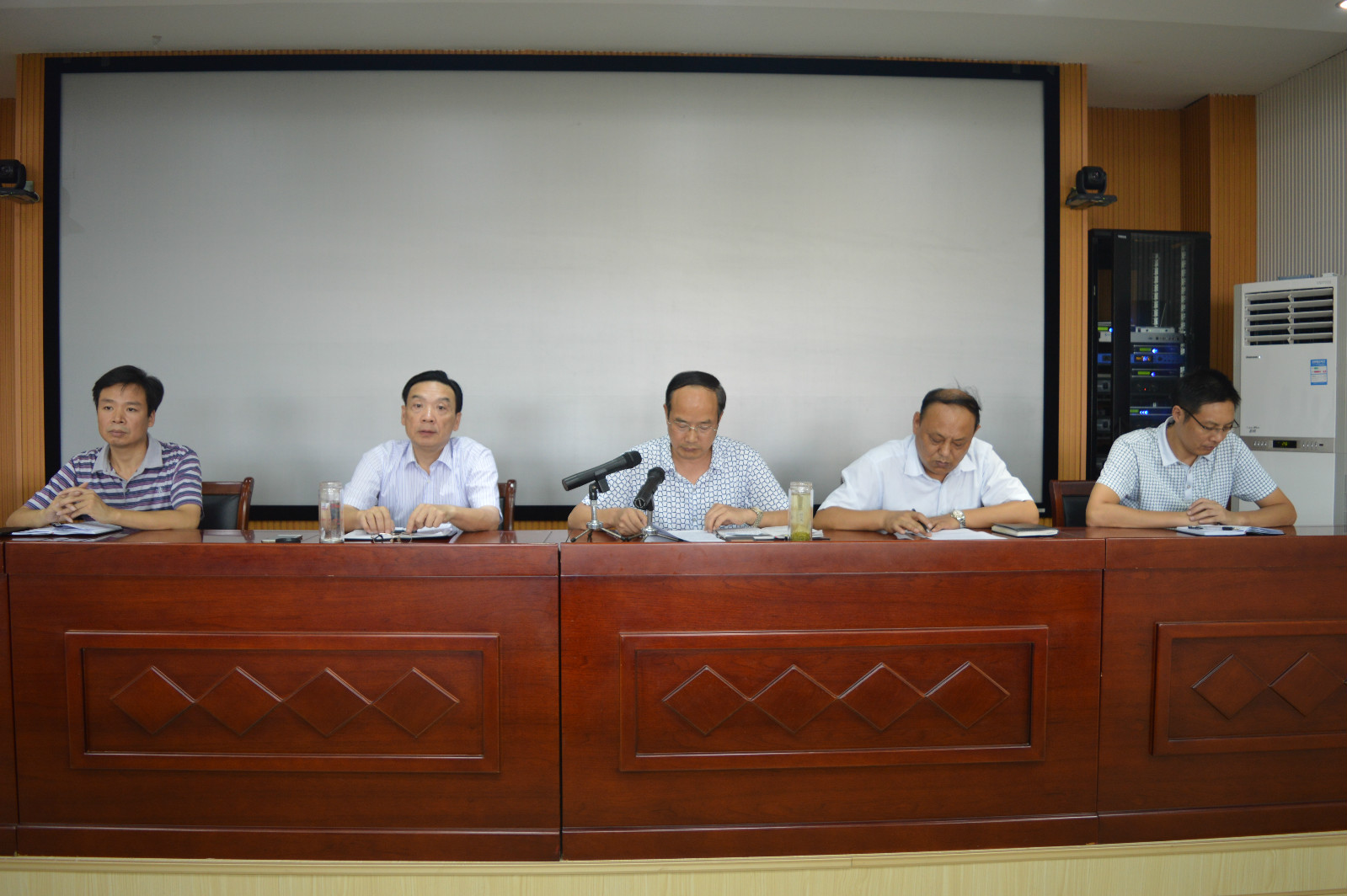 威尼斯人平台(中国)唯一官方网站
召开新学期教职工大会