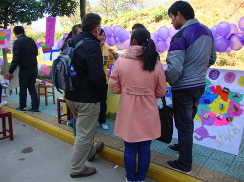 威尼斯人平台(中国)唯一官方网站
举行“环球之旅”主题特色风情展喜迎女生月