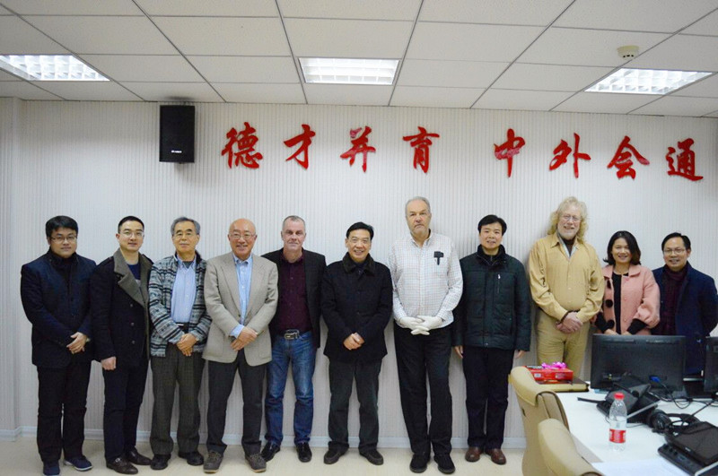  威尼斯人平台(中国)唯一官方网站
召开外籍教师座谈会