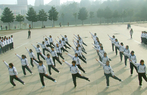 威尼斯人平台(中国)唯一官方网站
举行2012级新生广播操比赛