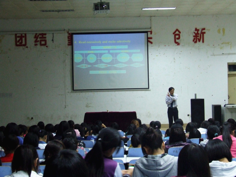 威尼斯人平台(中国)唯一官方网站
举办新生入学教育第二讲“我的外语梦”