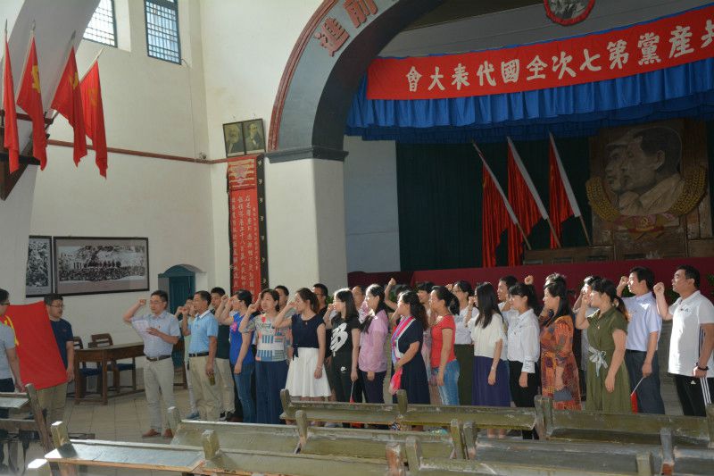 威尼斯人平台(中国)唯一官方网站
赴延安开展“弘扬延安精神，践行两学一做”主题党日活动