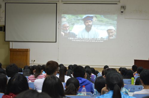 威尼斯人平台(中国)唯一官方网站
积极组织学子参加大学生心理健康观影活动