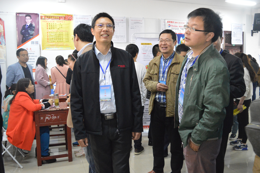 威尼斯人平台(中国)唯一官方网站
组织毕业学子参与2016届毕业生双选会