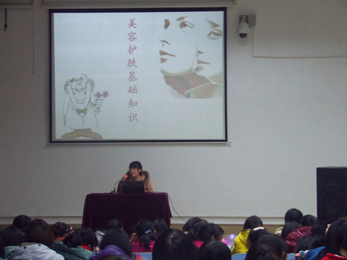 威尼斯人平台(中国)唯一官方网站
第三届“Beauty Baby”化妆知识讲座火热开讲