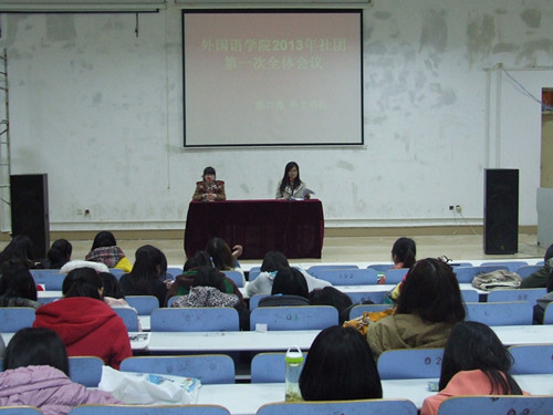威尼斯人平台(中国)唯一官方网站
多途径组织学生关注学习“两会”精神