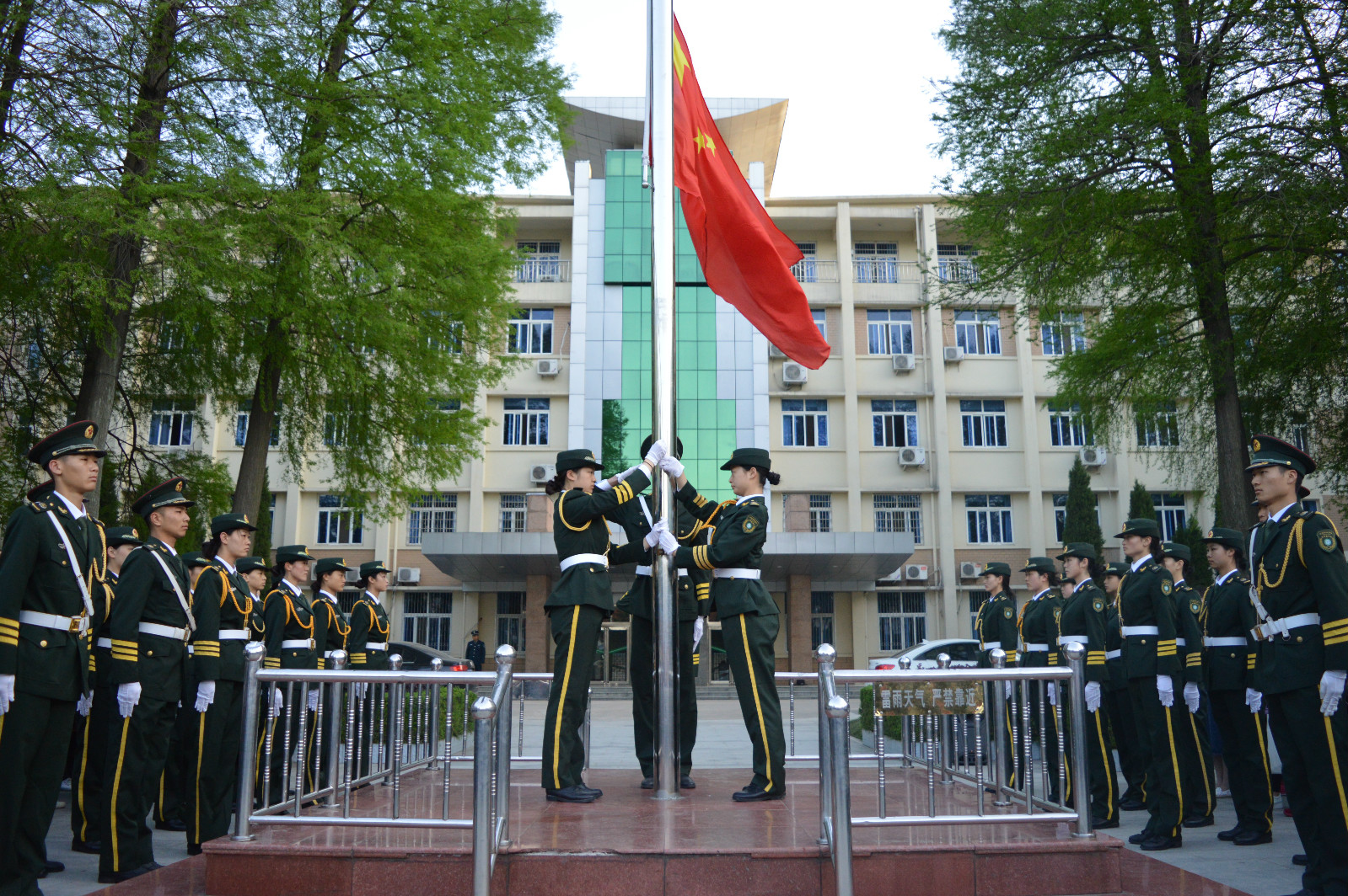 威尼斯人平台(中国)唯一官方网站
组织学生参加升国旗仪式